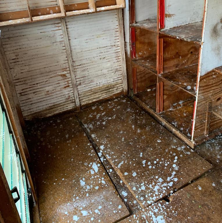 Aviary Cleaning - waste Aviary Cleaning - waste